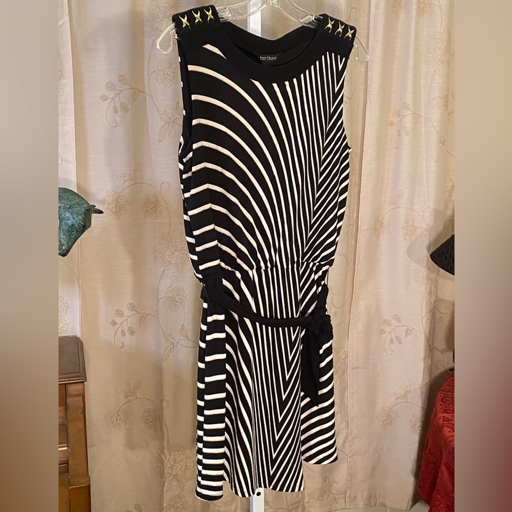*** White House Black Market Short Sleeve Dress with Gold Shoulder Details. Sm.